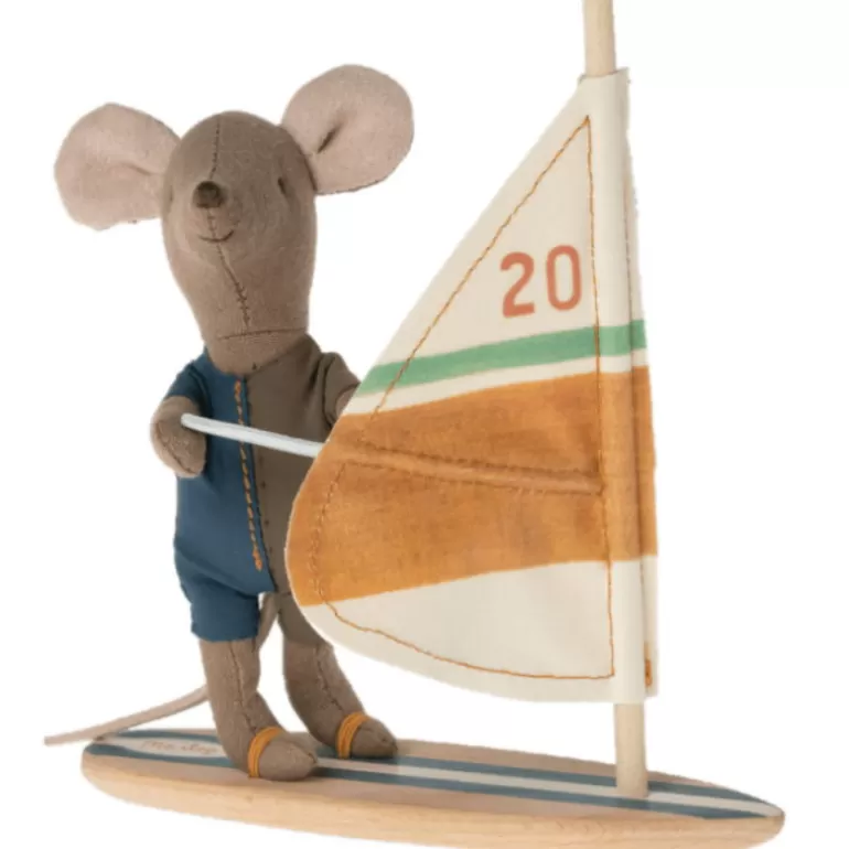 Maileg Maison De Poupee En Bois<Petit Frere Souris A La Plage Avec Sa Planche A Voile