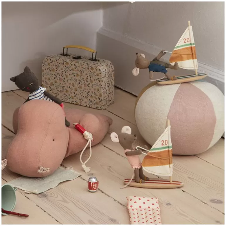 Maileg Maison De Poupee En Bois<Petit Frere Souris A La Plage Avec Sa Planche A Voile