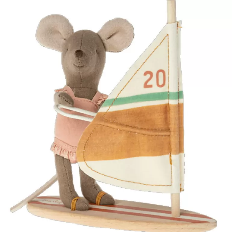 Maileg Maison De Poupee En Bois<Petite Soeur Souris A La Plage Avec Sa Planche A Voile